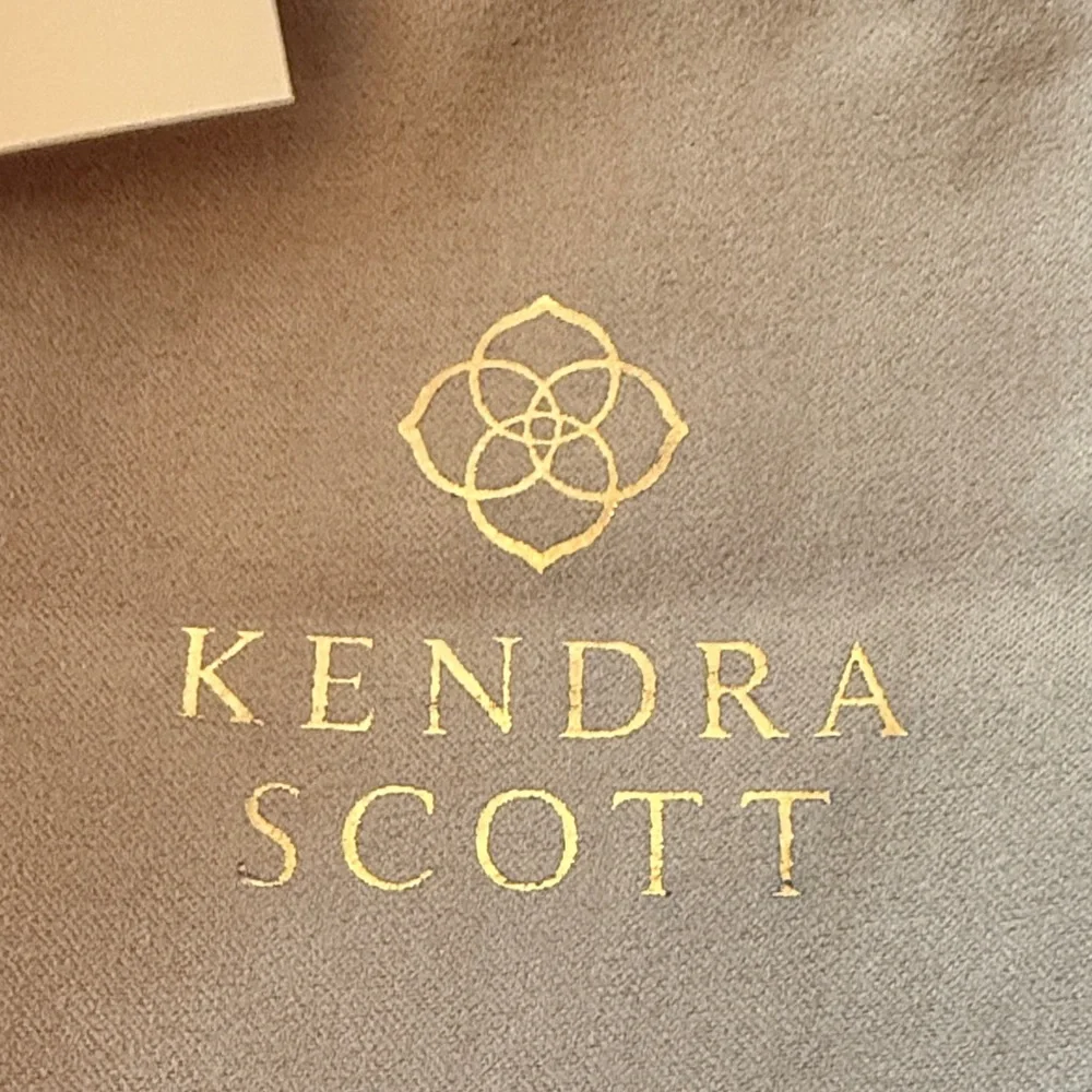 Kendra Scott Gold Elisa Necklace with Emerald Green stone - Picture 2 of 5